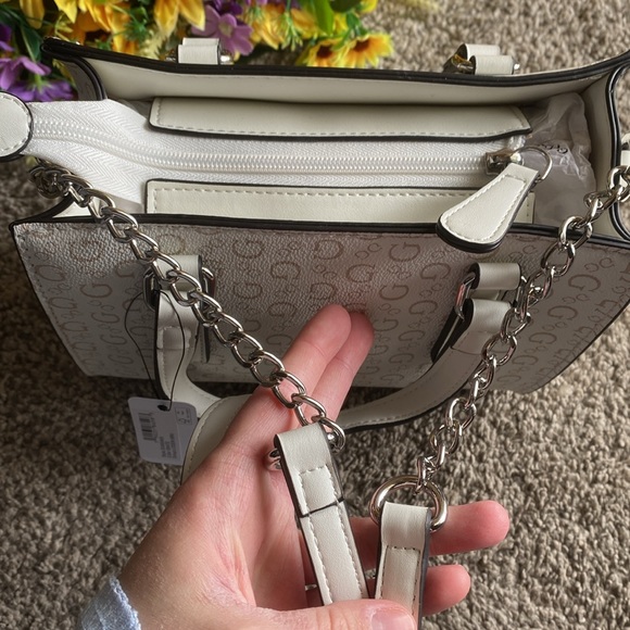 NWT white guess crossbody purse - Picture 7 of 11